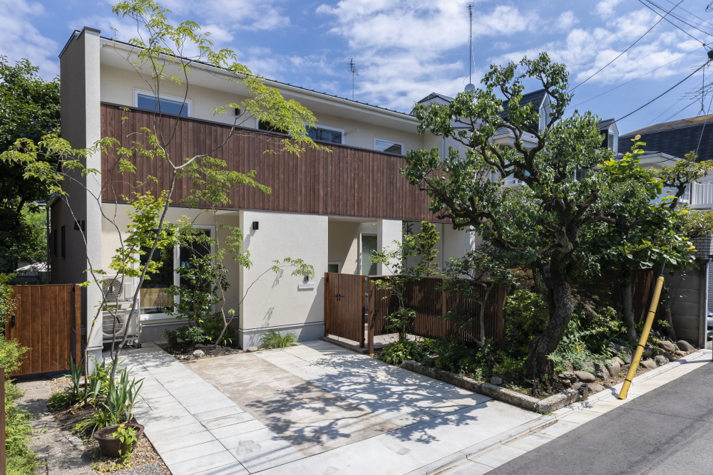 落着いた、モダンな外観で、ワクワク空間の2階建て