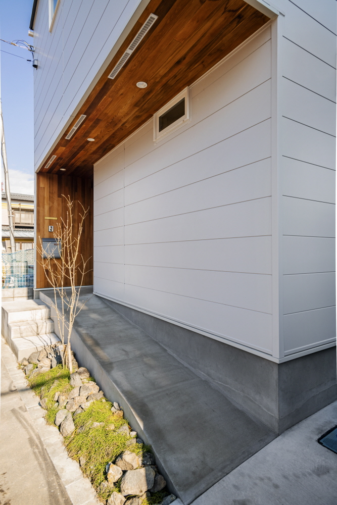 将来を見据えた外観と玄関が広い2階建て