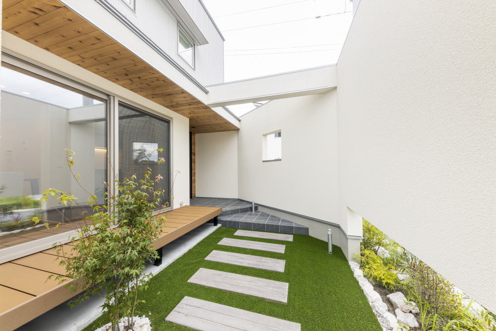 直線的なラインが美しい家族の繋がりを育む2階建て