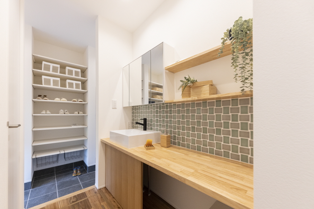 直線的なラインが美しい家族の繋がりを育む2階建て