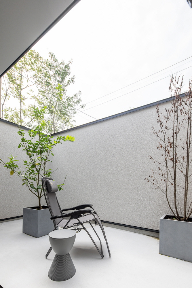 インナーバルコニーのある天然木の温もりと機能性を兼ね備えた2階建て