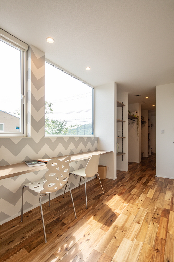 インナーバルコニーのある天然木の温もりと機能性を兼ね備えた2階建て