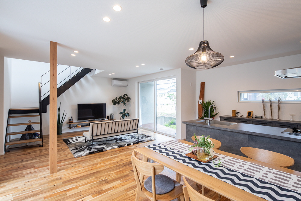 インナーバルコニーのある天然木の温もりと機能性を兼ね備えた2階建て