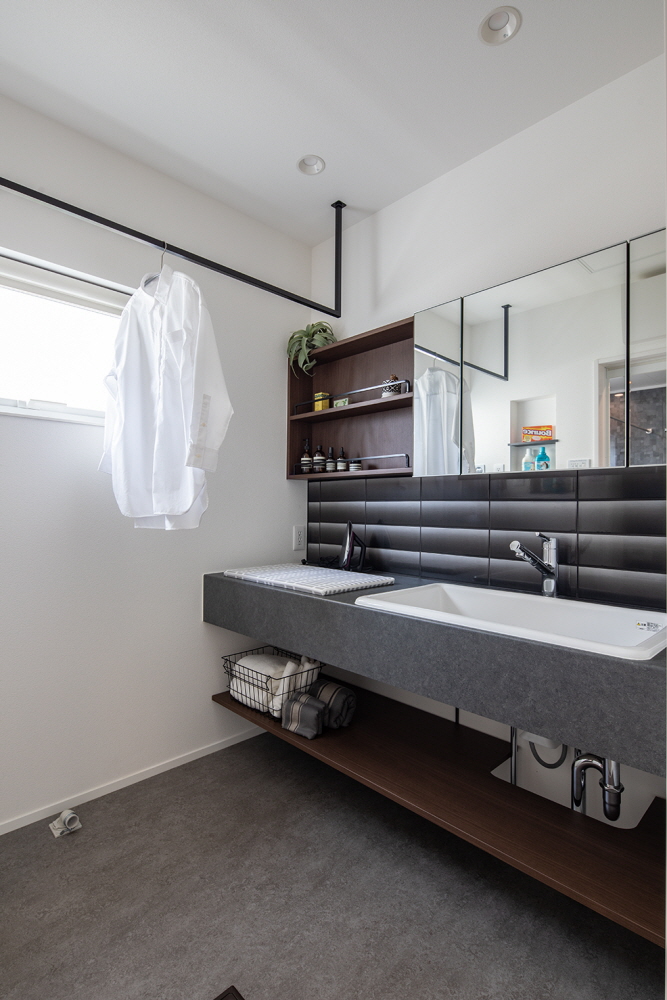 インナーバルコニーのある天然木の温もりと機能性を兼ね備えた2階建て