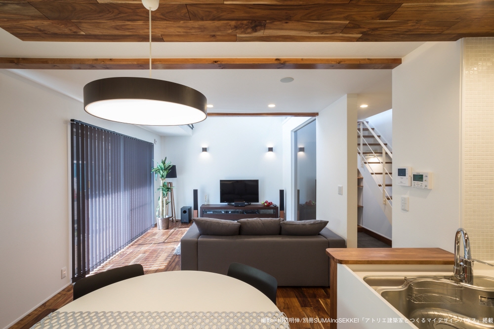 スタイリッシュな外観で、吹き抜けが生み出す大空間の2階建て