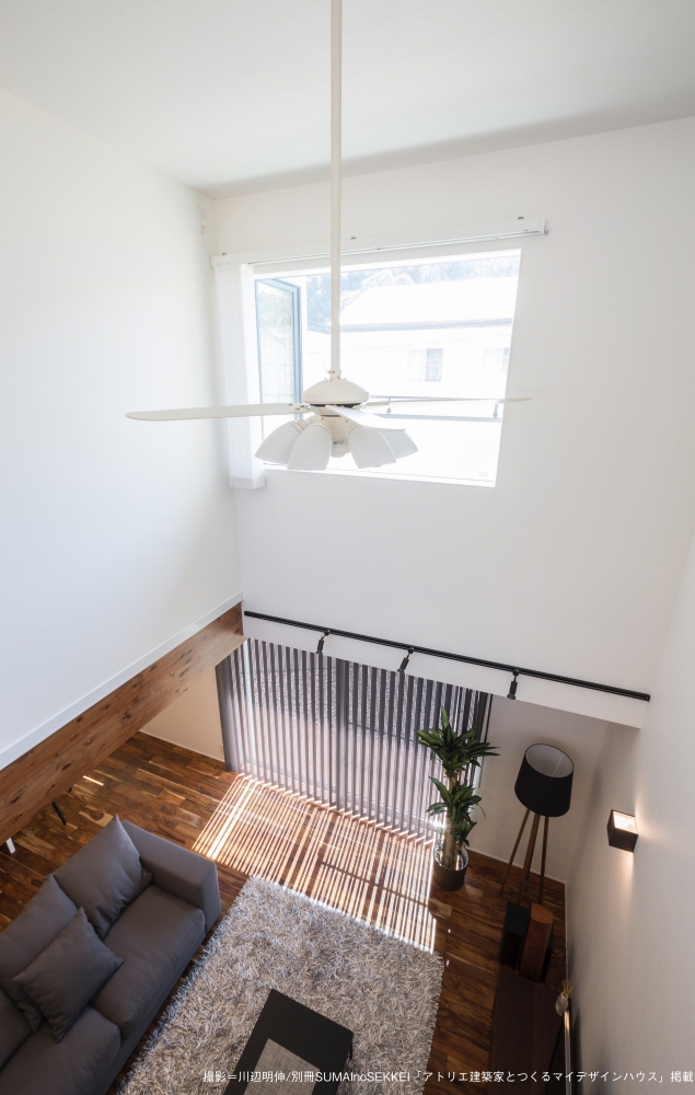 スタイリッシュな外観で、吹き抜けが生み出す大空間の2階建て