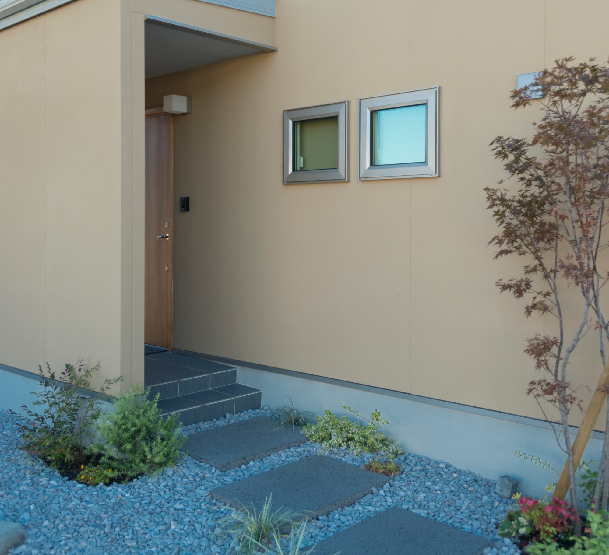 窓辺に家族が集う、光あふれる住まい