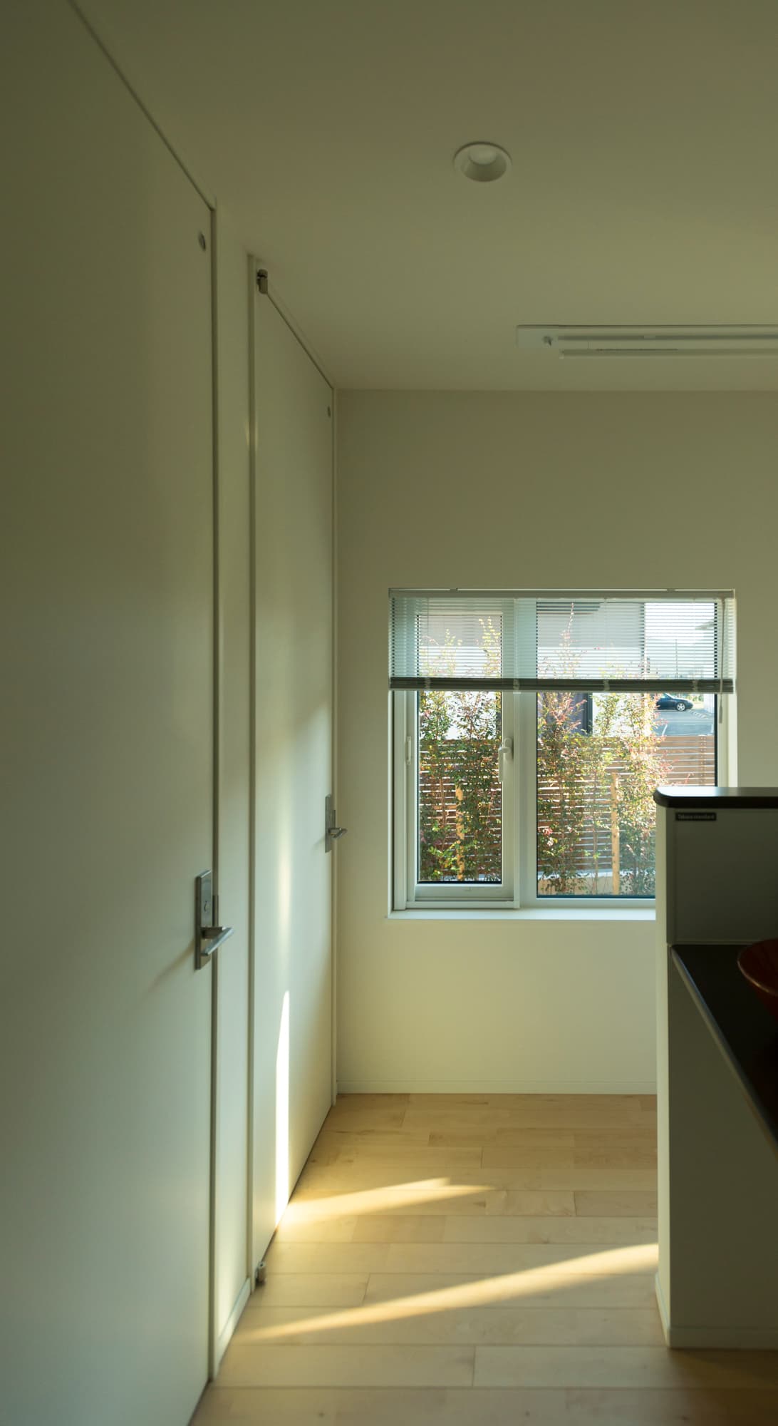 窓辺に家族が集う、光あふれる住まい