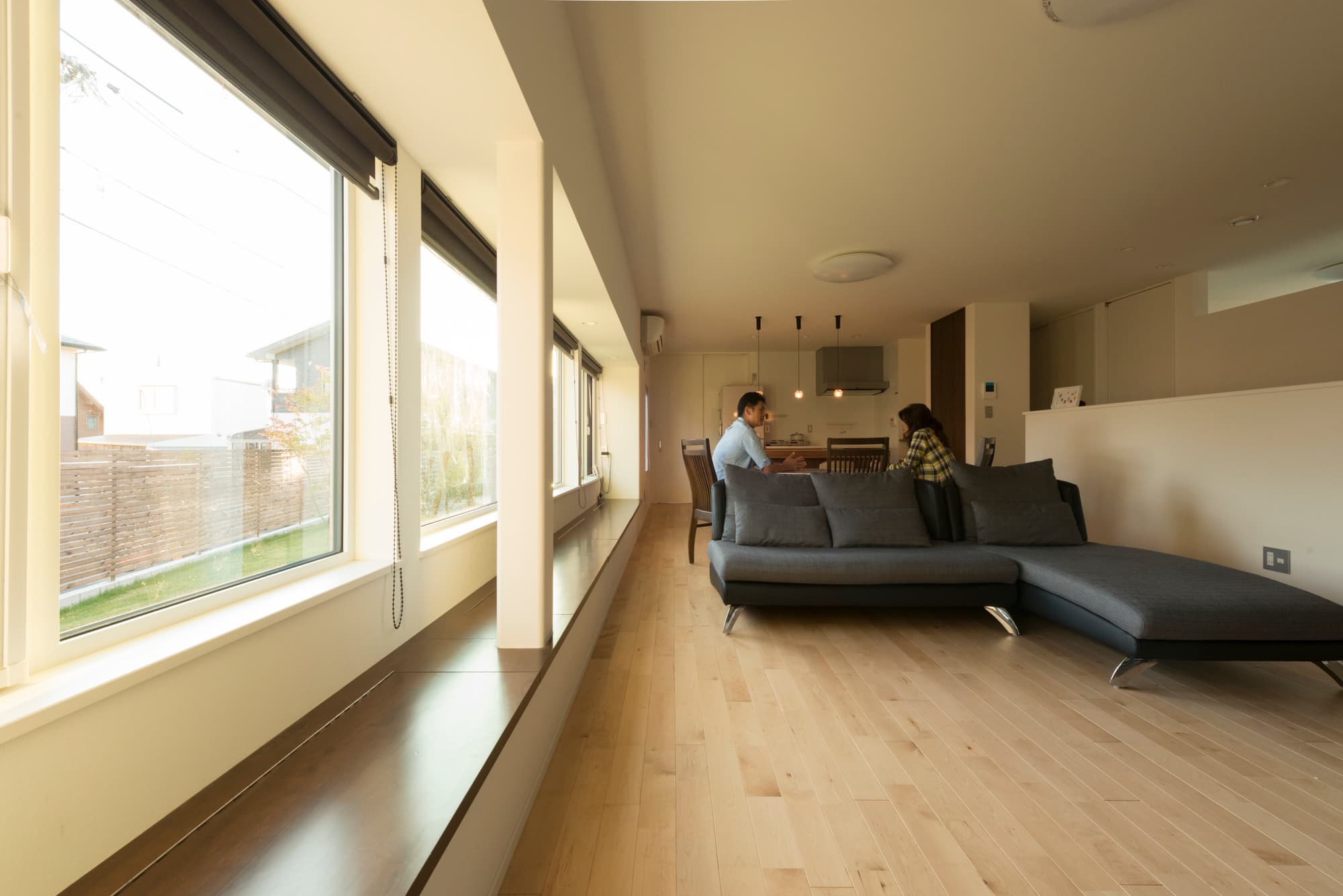 窓辺に家族が集う、光あふれる住まい