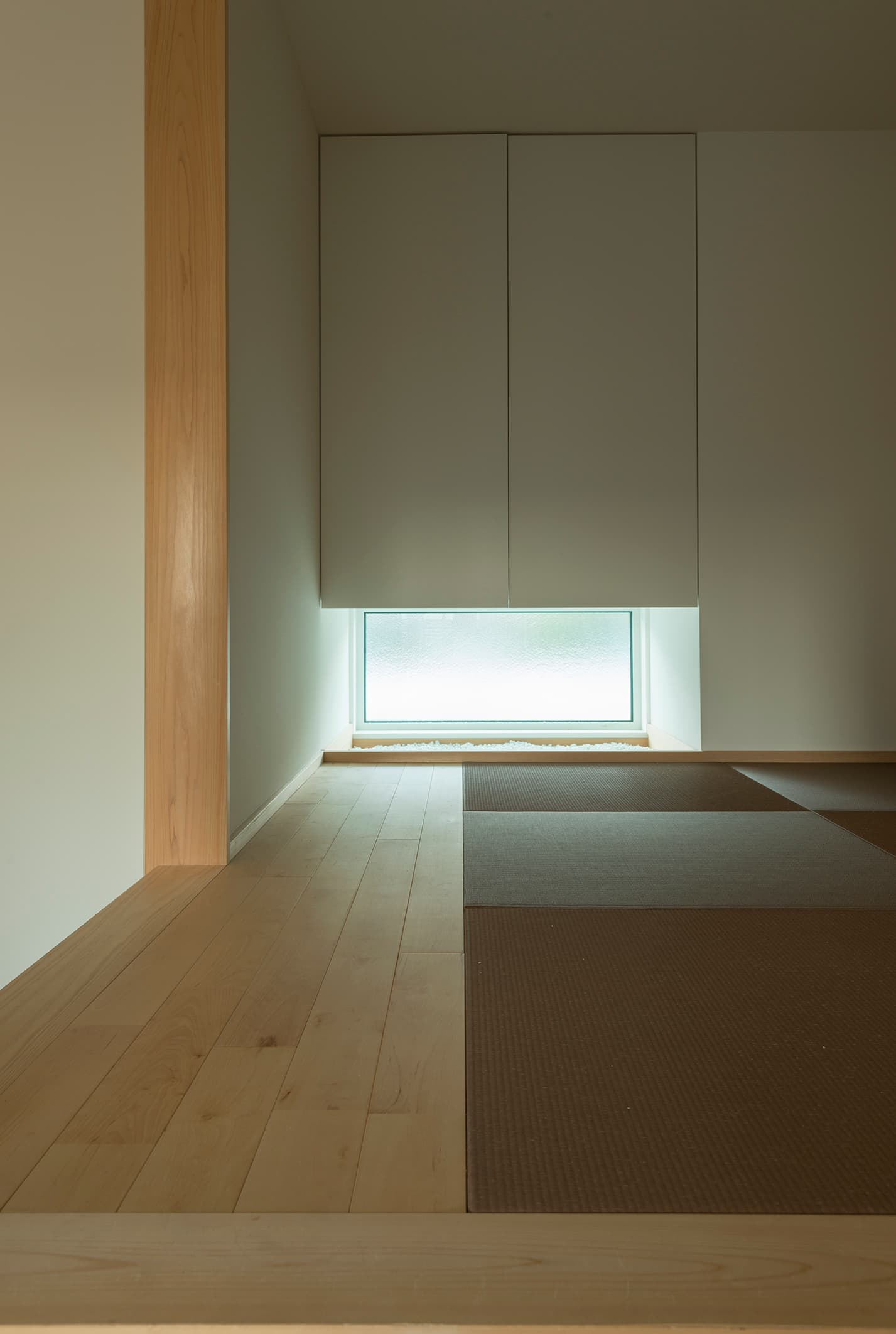 窓辺に家族が集う、光あふれる住まい