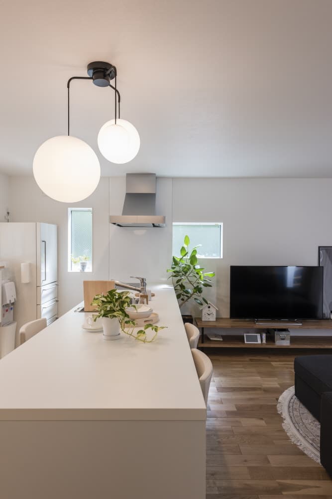 ギャラリーのような空間を持つ、白亜の邸宅