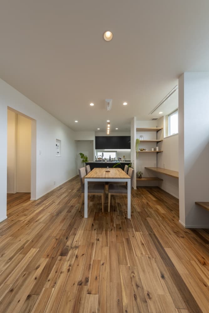 白いラップサイディングと片流れ屋根の家