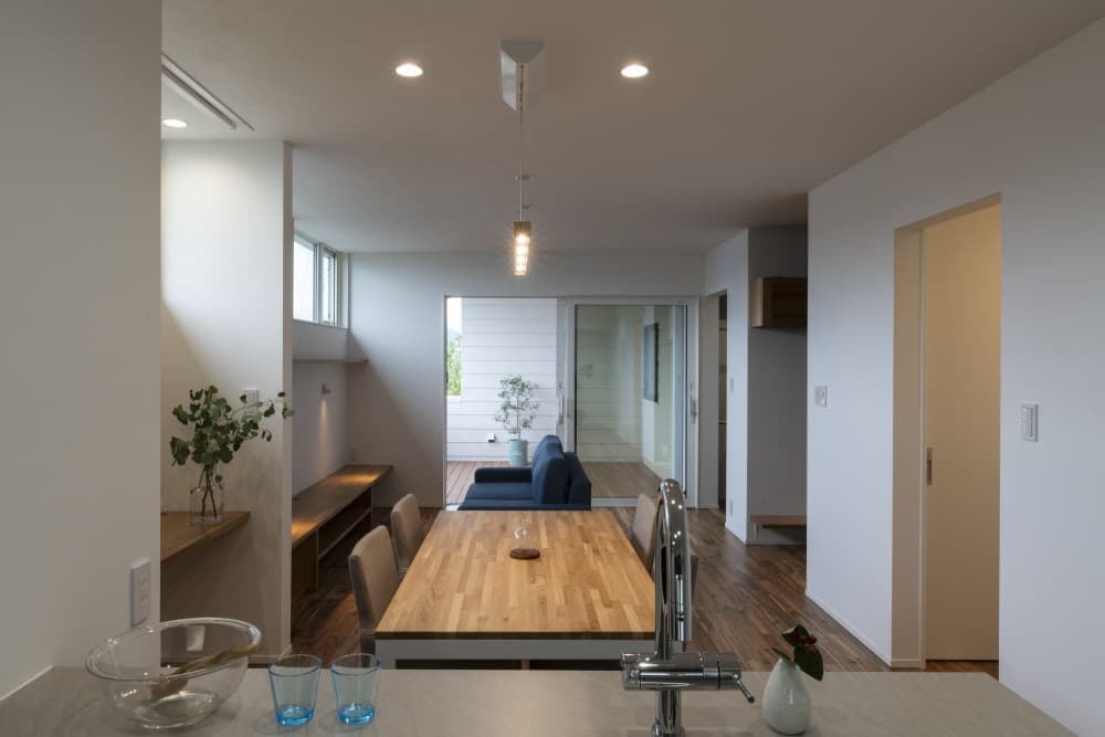 白いラップサイディングと片流れ屋根の家