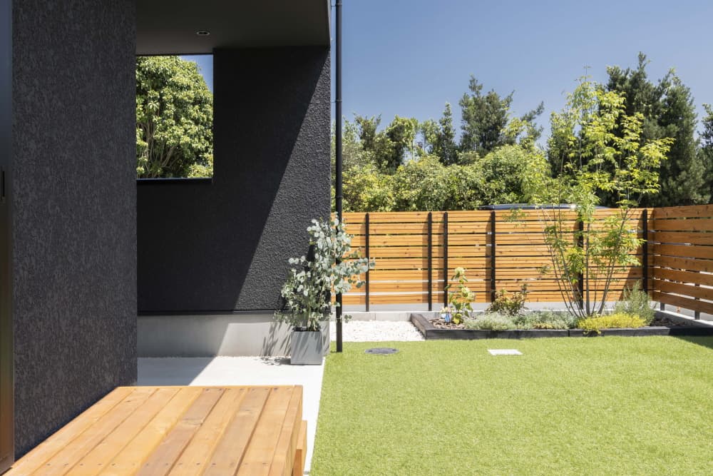 黒の個性と、木の温もり。ギャップを楽しむ家