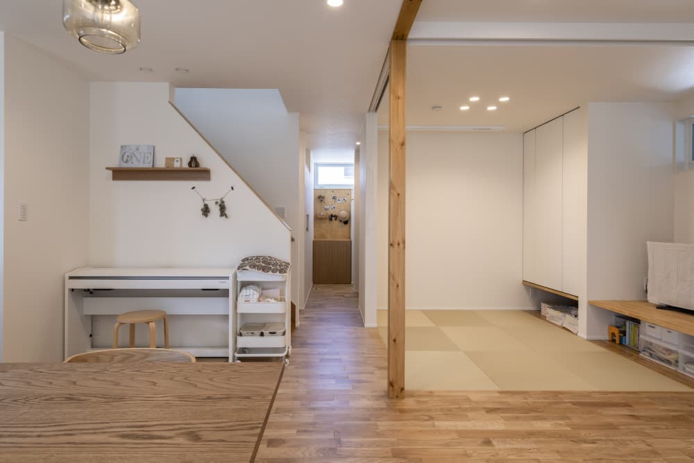 黒の個性と、木の温もり。ギャップを楽しむ家