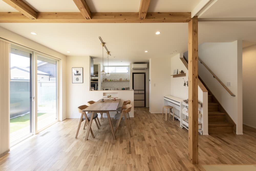 黒の個性と、木の温もり。ギャップを楽しむ家