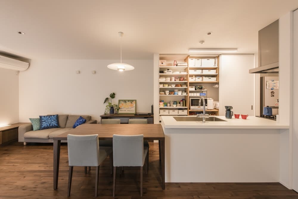 現し梁と北欧家具が彩る、スローライフな時間