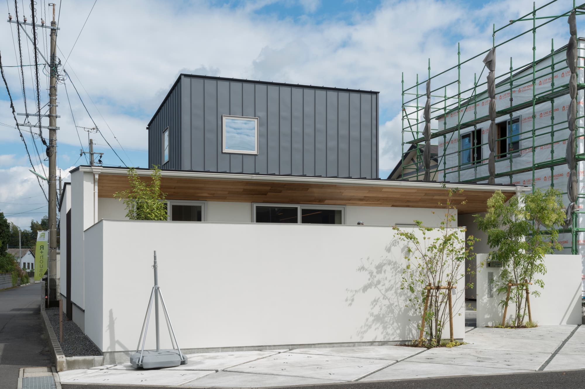 モノトーンと木目が奏でる、静謐な邸宅