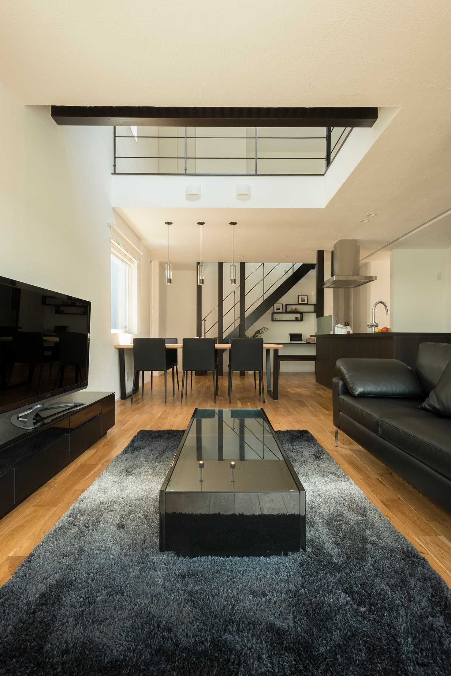 モノトーンと木目が奏でる、静謐な邸宅