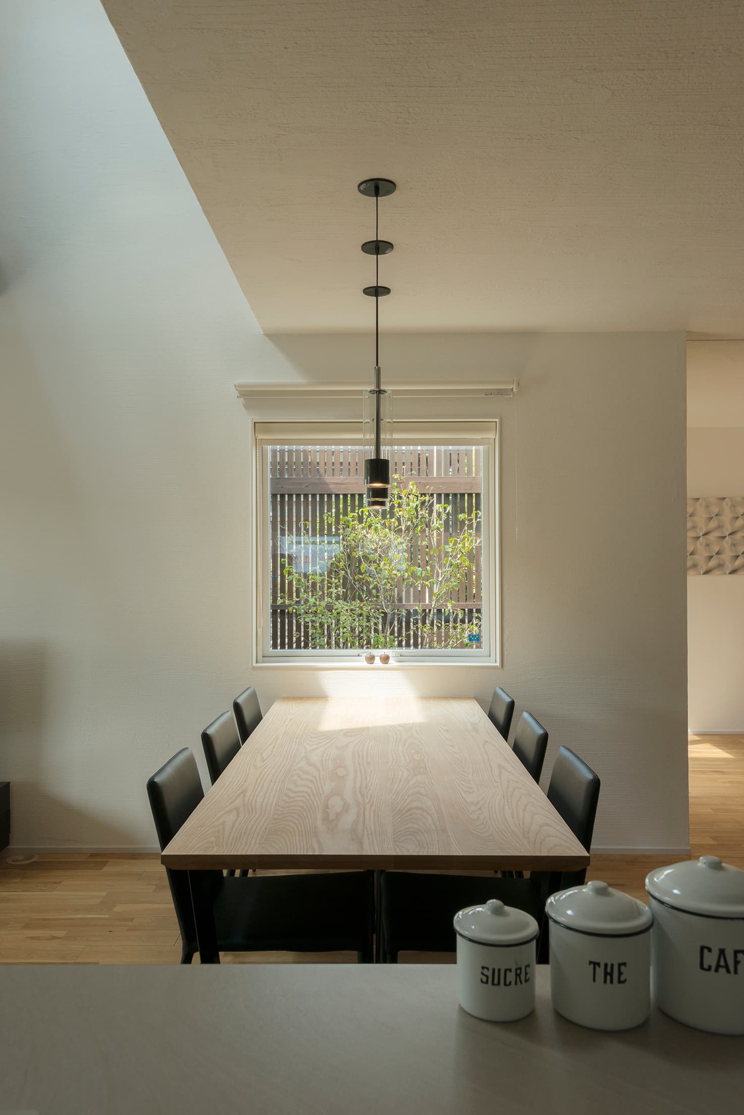 モノトーンと木目が奏でる、静謐な邸宅