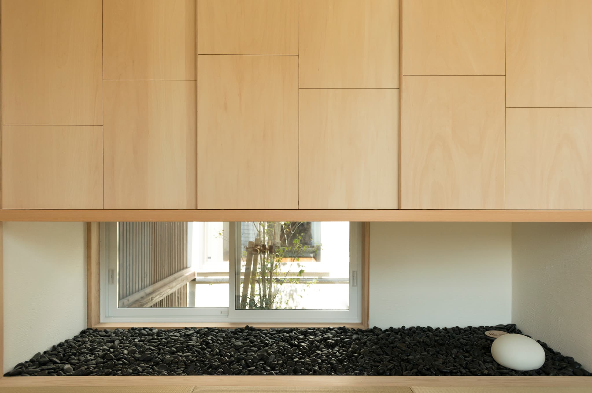 モノトーンと木目が奏でる、静謐な邸宅