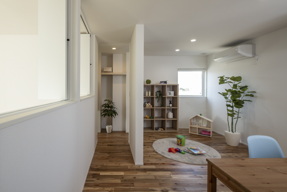 シックな色合いの外観で、<br>家族の思いを詰め込んだ2階建て