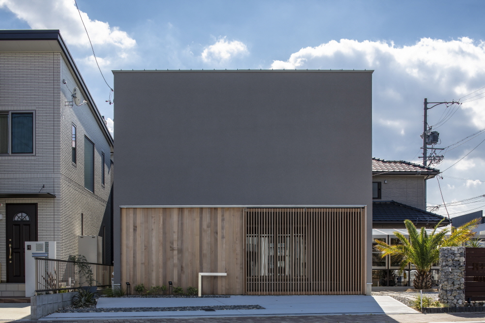 天然木と調和がとれた外観で、<br>アイアンティストの室内空間の2階建て