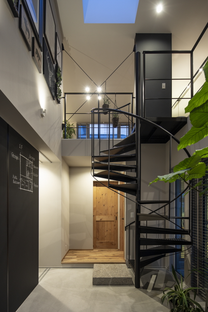 天然木と調和がとれた外観で、<br>アイアンティストの室内空間の2階建て