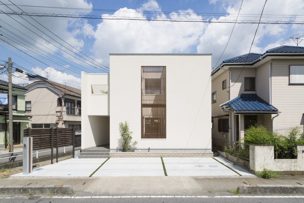 木格子が映えるシンプルな外観で、<br>家事導線を徹底的に考えた2階建て