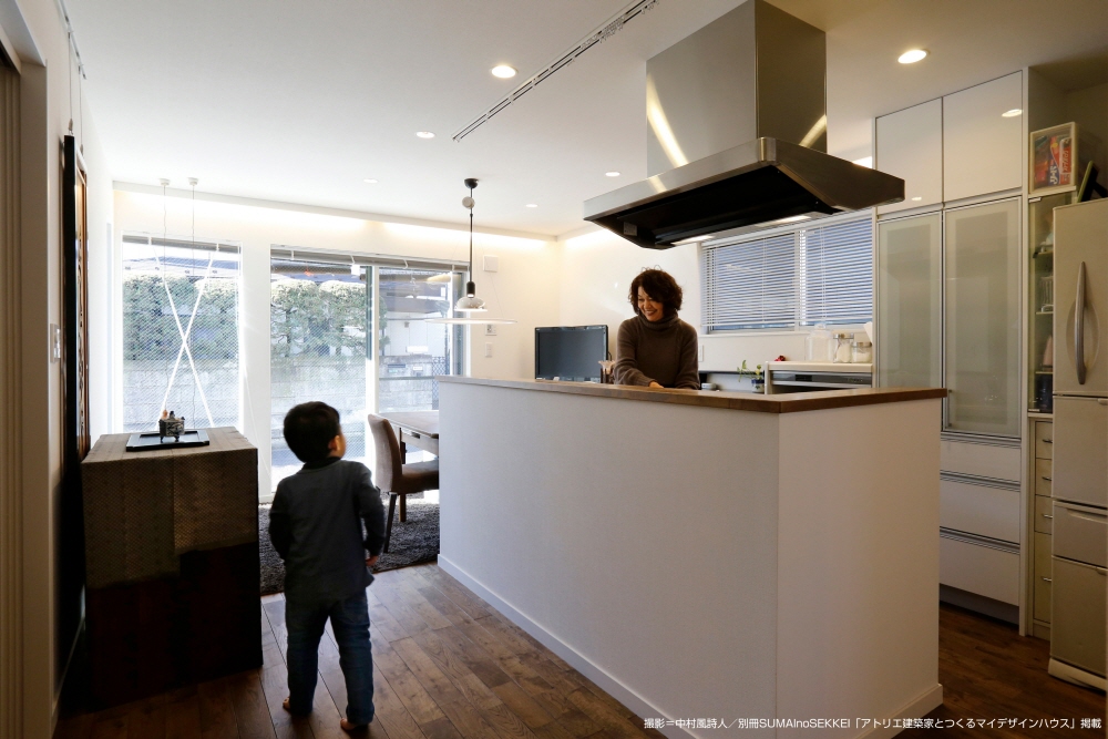 シンプルな外観で、<br>子供たちの遊べる3階建て