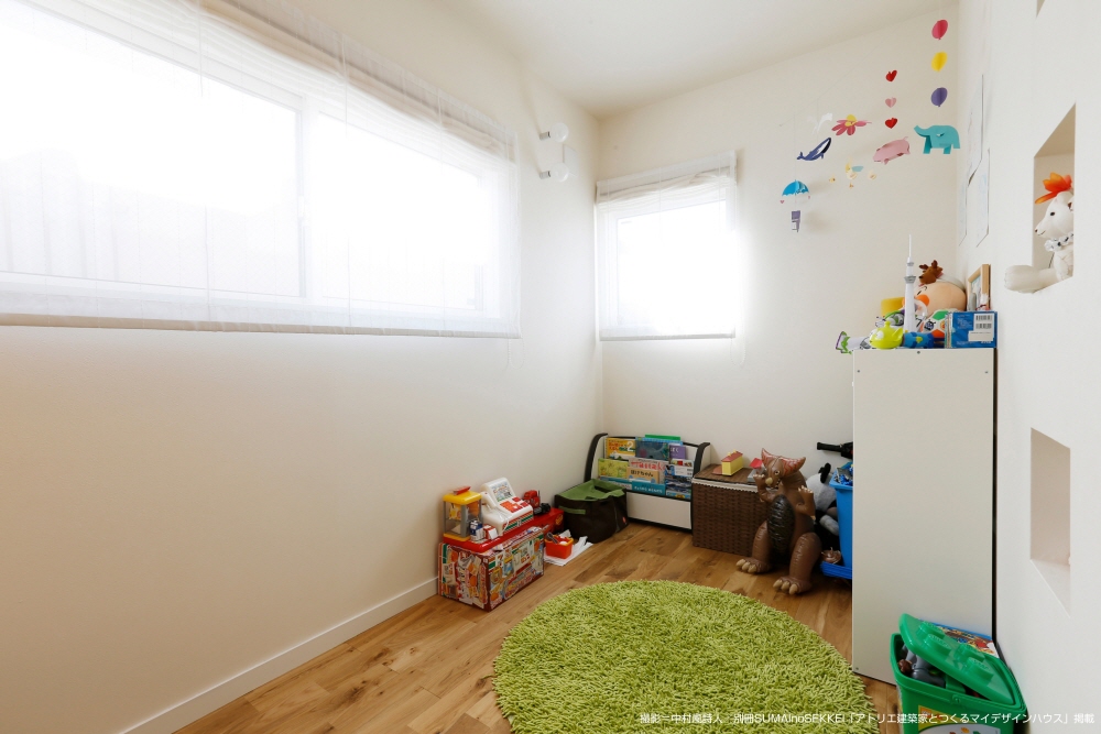 シンプルな外観で、<br>子供たちの遊べる3階建て