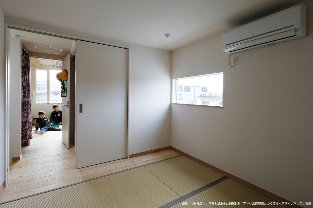 木の格子が際立つ<br>家族の思いを詰め込んだ3階建て