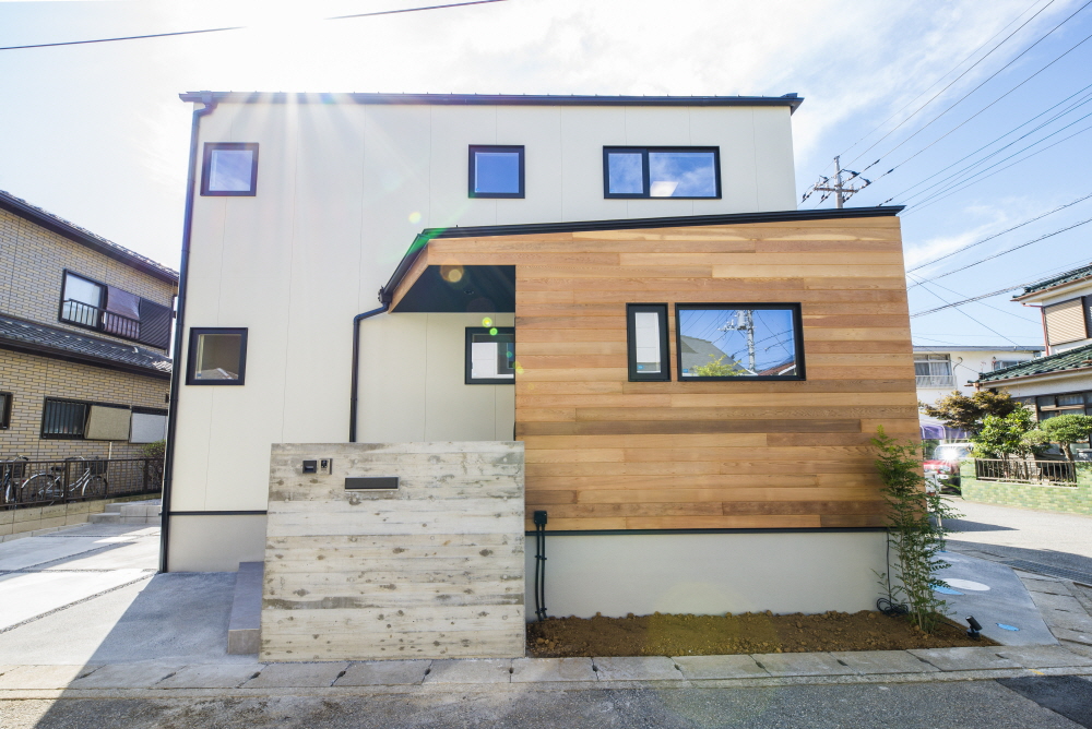 落着いた、シンプルな外観で、<br>天然木を取り入れたナチュラルテイストの2階建て