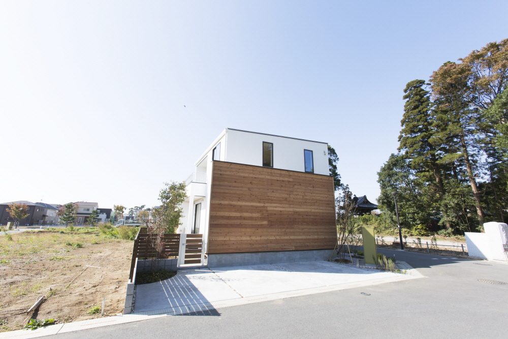 木目が際立つシンプルな外観に<br>大きな土間スペースのある2階建て