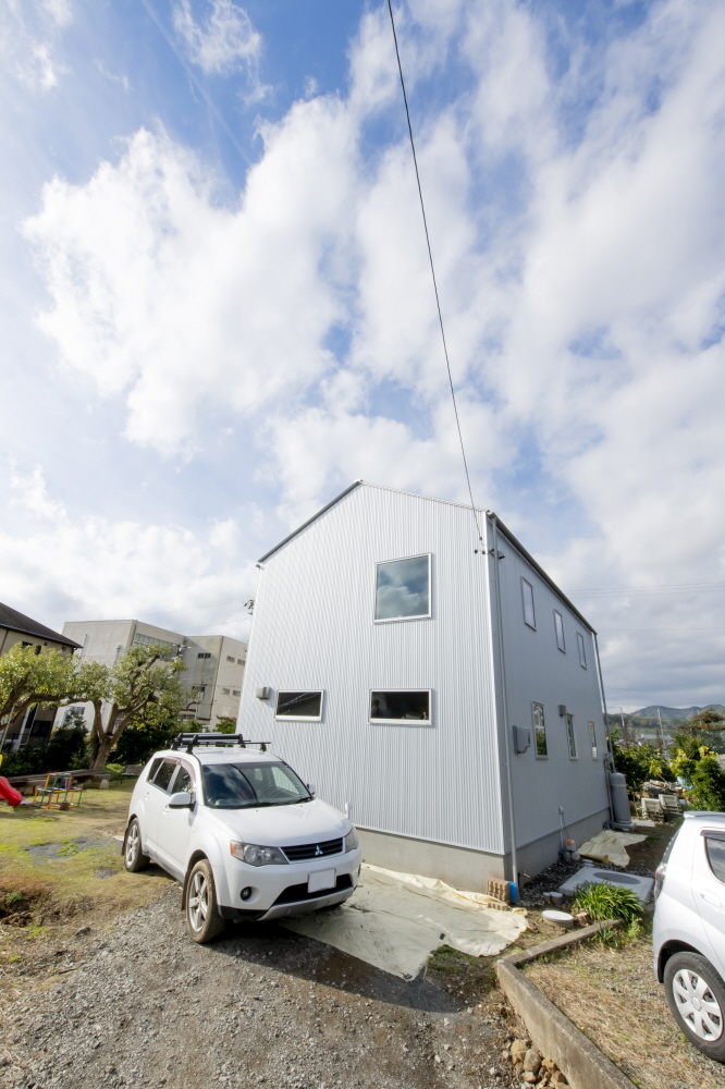 切妻屋根の外観で、<br>こだわりの土間キッチンのある2階建て