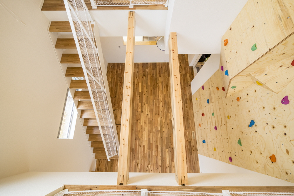 大きな軒のある外観で、<br>子供たちが遊びまわれる2階建て