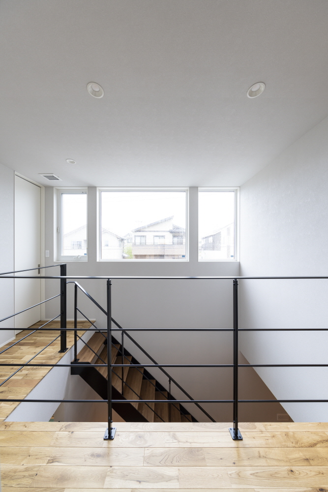 シックな色合いの外観で、<br>天然木を取り入れ洗練された2階建て