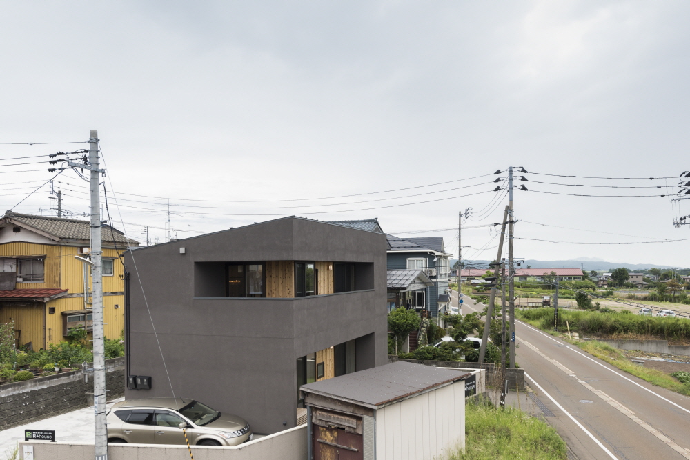 落着いたグレーの外観で、照明にこだわった2階建て